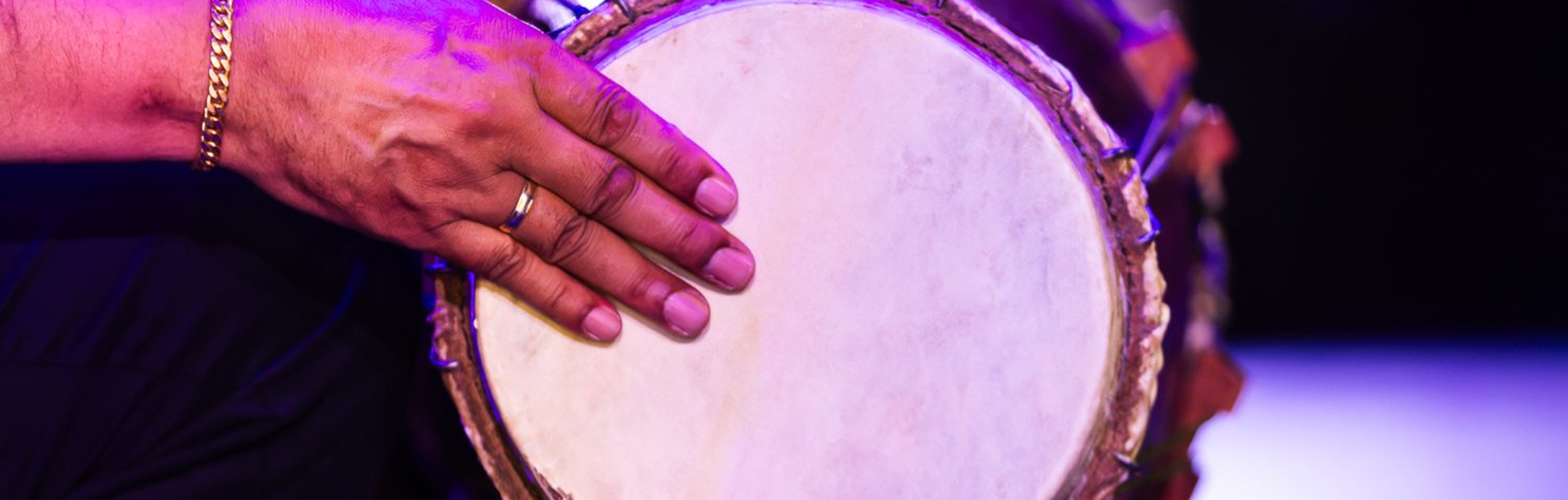 Hand op het vel van de kendhang
